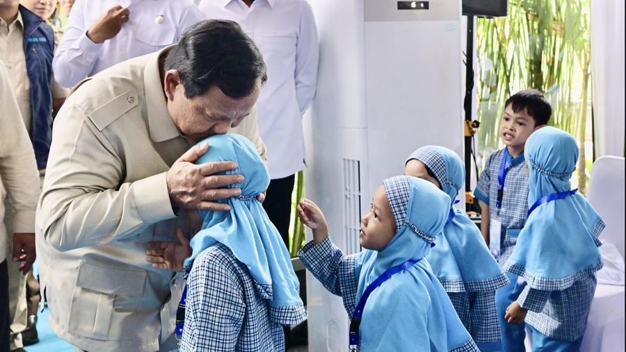 Presiden Prabowo Subianto secara resmi meluncurkan Program Digitalisasi Pembelajaran untuk Indonesia Cerdas dalam sebuah acara yang digelar terpusat di SMP Negeri 4 Kota Bekasi, pada Senin, 17 November 2025. (BPMI Setpres)