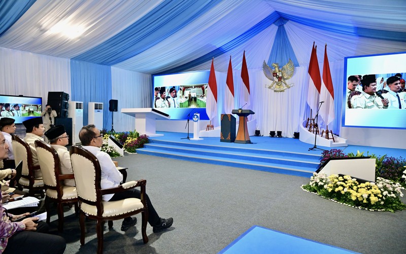 Presiden Prabowo Subianto secara resmi meluncurkan Program Digitalisasi Pembelajaran untuk Indonesia Cerdas dalam sebuah acara yang digelar terpusat di SMP Negeri 4 Kota Bekasi, pada Senin, 17 November 2025. (BPMI Setpres)