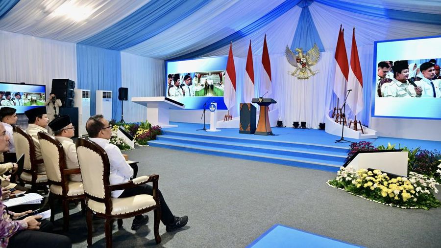 Presiden Prabowo Subianto secara resmi meluncurkan Program Digitalisasi Pembelajaran untuk Indonesia Cerdas dalam sebuah acara yang digelar terpusat di SMP Negeri 4 Kota Bekasi, pada Senin, 17 November 2025. (BPMI Setpres)