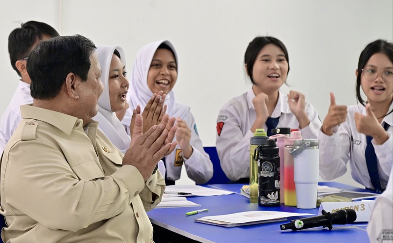 Presiden Prabowo Subianto secara resmi meluncurkan Program Digitalisasi Pembelajaran untuk Indonesia Cerdas dalam sebuah acara yang digelar terpusat di SMP Negeri 4 Kota Bekasi, pada Senin, 17 November 2025. (BPMI Setpres)