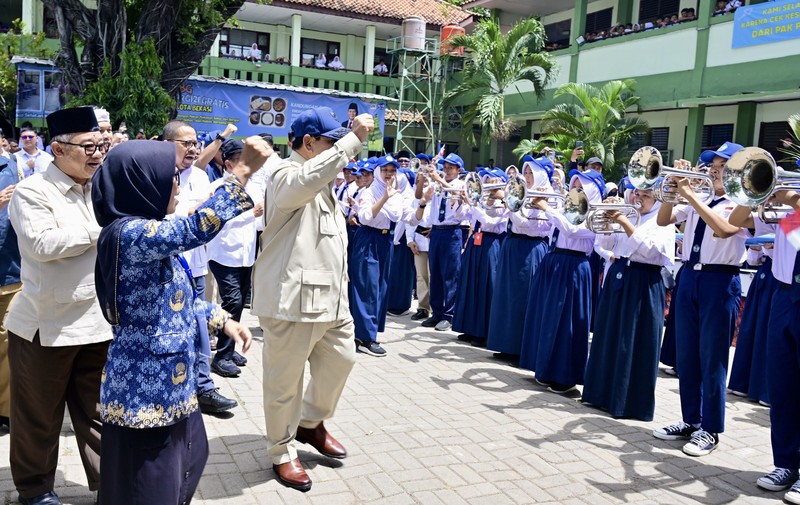 Presiden Prabowo Subianto secara resmi meluncurkan Program Digitalisasi Pembelajaran untuk Indonesia Cerdas dalam sebuah acara yang digelar terpusat di SMP Negeri 4 Kota Bekasi, pada Senin, 17 November 2025. (BPMI Setpres)