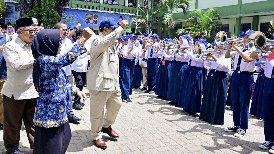 Presiden Prabowo Subianto secara resmi meluncurkan Program Digitalisasi Pembelajaran untuk Indonesia Cerdas dalam sebuah acara yang digelar terpusat di SMP Negeri 4 Kota Bekasi, pada Senin, 17 November 2025. (BPMI Setpres)
