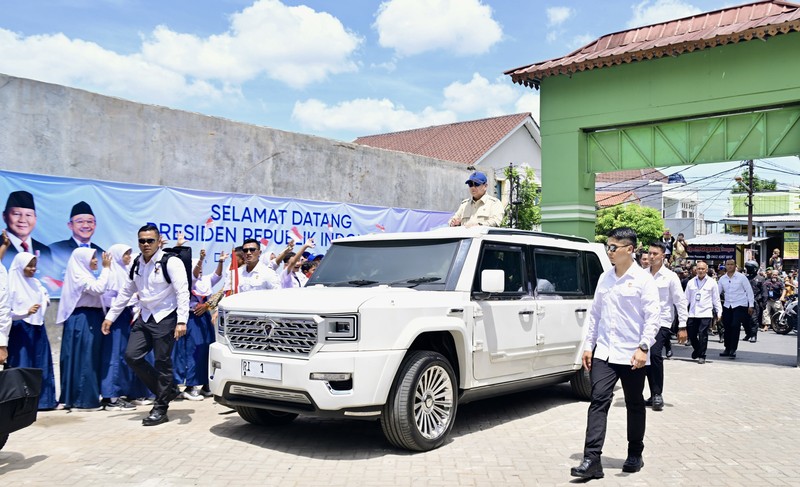 Presiden Prabowo Subianto secara resmi meluncurkan Program Digitalisasi Pembelajaran untuk Indonesia Cerdas dalam sebuah acara yang digelar terpusat di SMP Negeri 4 Kota Bekasi, pada Senin, 17 November 2025. (BPMI Setpres)