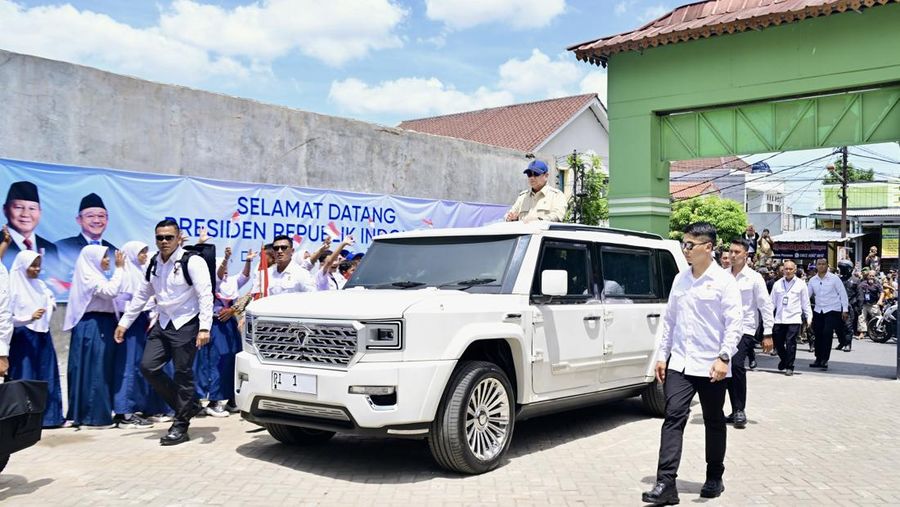 Presiden Prabowo Subianto secara resmi meluncurkan Program Digitalisasi Pembelajaran untuk Indonesia Cerdas dalam sebuah acara yang digelar terpusat di SMP Negeri 4 Kota Bekasi, pada Senin, 17 November 2025. (BPMI Setpres)
