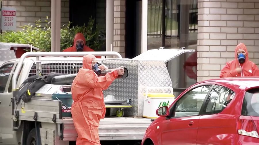 Petugas pembuangan asbes terakreditasi mendatangi Sekolah Black Mountain di Canberra, Australia, 17 November 2025. Hampir 70 sekolah negeri di Canberra akan ditutup hari ini karena potensi kontaminasi asbes. (Lukas Coch/AAP/via REUTERS)