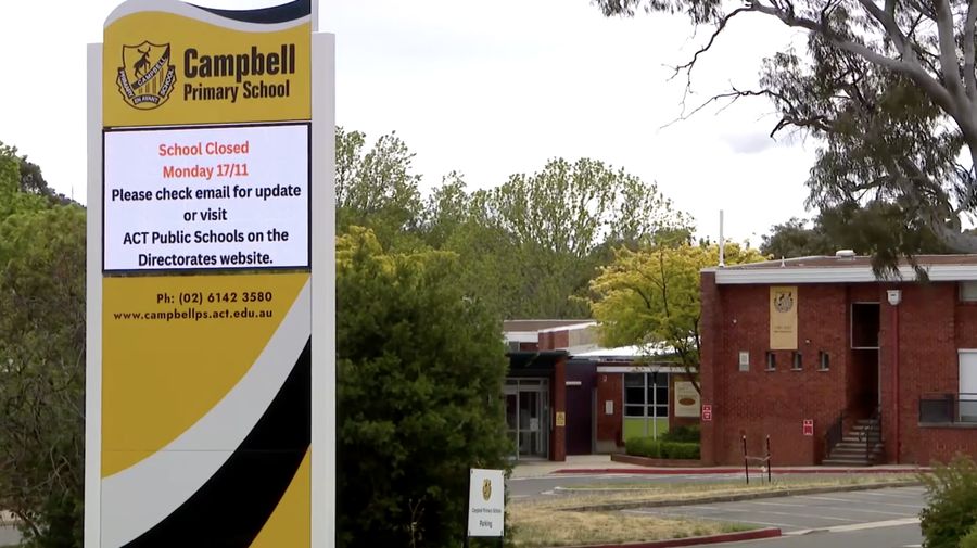 Petugas pembuangan asbes terakreditasi mendatangi Sekolah Black Mountain di Canberra, Australia, 17 November 2025. Hampir 70 sekolah negeri di Canberra akan ditutup hari ini karena potensi kontaminasi asbes. (Lukas Coch/AAP/via REUTERS)