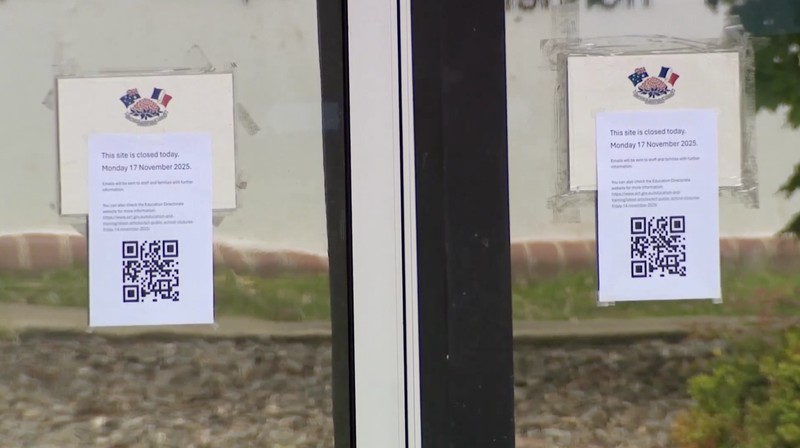 Petugas pembuangan asbes terakreditasi mendatangi Sekolah Black Mountain di Canberra, Australia, 17 November 2025. Hampir 70 sekolah negeri di Canberra akan ditutup hari ini karena potensi kontaminasi asbes. (Lukas Coch/AAP/via REUTERS)