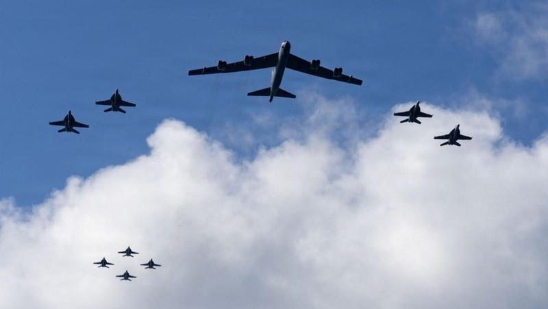 Kelompok Serang Kapal Induk Gerald R. Ford berlayar bersama Operasi Gabungan B-52 Angkatan Udara AS. (X/@NAVSOUS4THFLT)