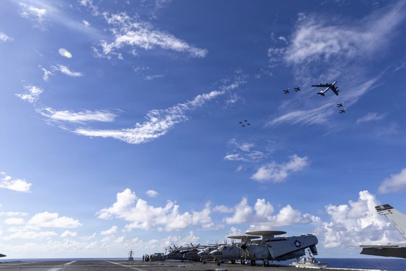 Kelompok Serang Kapal Induk Gerald R. Ford berlayar bersama Operasi Gabungan B-52 Angkatan Udara AS. (X/@NAVSOUS4THFLT)