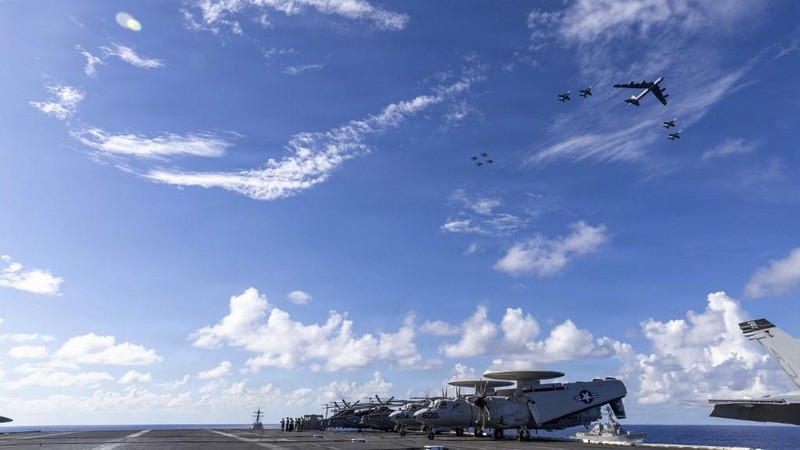 Kelompok Serang Kapal Induk Gerald R. Ford berlayar bersama Operasi Gabungan B-52 Angkatan Udara AS. (X/@NAVSOUS4THFLT)