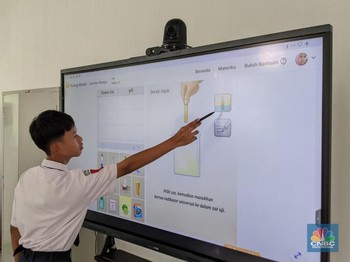 Seorang siswa menggunakan Interactive Flat Panel (IFP) saat pembelajaran di SMPN 4 Kota Bekasi, Jawa Barat, Senin (17/11/2025). (CNBC Indonesia/Emir Yanwardhana)