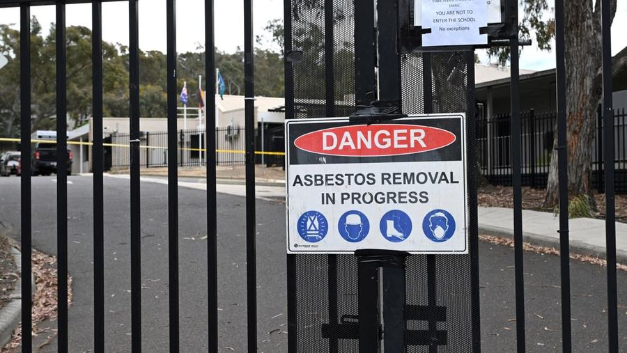 Petugas pembuangan asbes terakreditasi mendatangi Sekolah Black Mountain di Canberra, Australia, 17 November 2025. Hampir 70 sekolah negeri di Canberra akan ditutup hari ini karena potensi kontaminasi asbes. (Lukas Coch/AAP/via REUTERS)