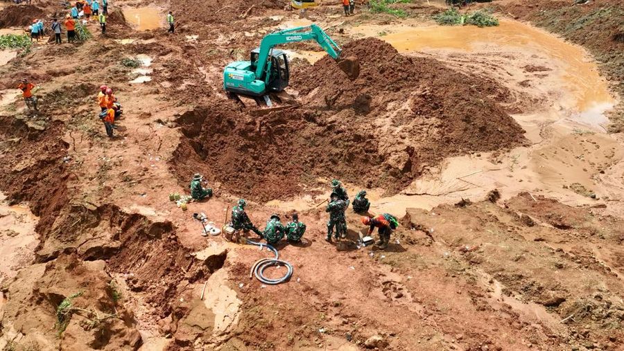 Total sebanyak 22 alat berat dikerahkan untuk membantu pelaksanaan operasi pencarian dan pertolongan korban longsor di Desa Cibeunying, Kecamatan Majenang, Kabupaten Cilacap pada Minggu (16/11/2025). (Dok. BNPB)