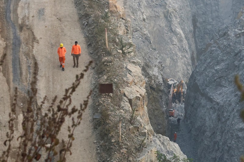 Anggota Pasukan Tanggap Bencana Nasional (NDRF) melakukan operasi penyelamatan di lokasi, setelah sebagian tambang batu runtuh selama aktivitas peledakan di dekat area pertambangan Billi Markundi di distrik Sonbhadra, Uttar Pradesh, India, 16 November 2025. (NDRF/Handout via REUTERS)