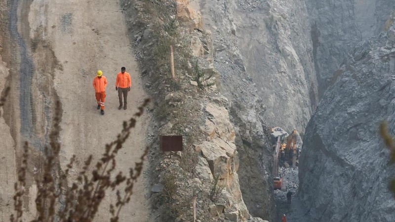Anggota Pasukan Tanggap Bencana Nasional (NDRF) melakukan operasi penyelamatan di lokasi, setelah sebagian tambang batu runtuh selama aktivitas peledakan di dekat area pertambangan Billi Markundi di distrik Sonbhadra, Uttar Pradesh, India, 16 November 2025. (NDRF/Handout via REUTERS)