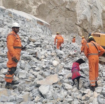 Tambang Batu Tiba-Tiba Runtuh, Para Pekerja Tertimpa Hidup-Hidup