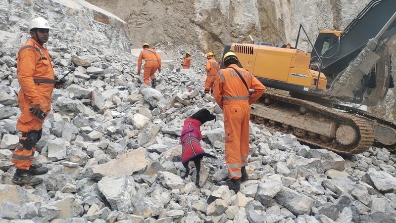 Anggota Pasukan Tanggap Bencana Nasional (NDRF) melakukan operasi penyelamatan di lokasi, setelah sebagian tambang batu runtuh selama aktivitas peledakan di dekat area pertambangan Billi Markundi di distrik Sonbhadra, Uttar Pradesh, India, 16 November 2025. (NDRF/Handout via REUTERS)