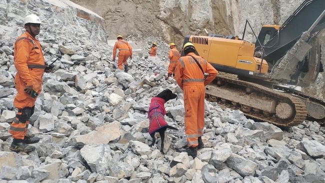 Tambang Batu Tiba-Tiba Runtuh, Para Pekerja Tertimpa Hidup-Hidup