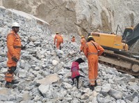 Tambang Batu Tiba-Tiba Runtuh, Para Pekerja Tertimpa Hidup-Hidup