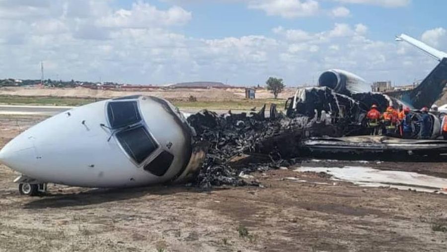 Sebuah video merekam detik-detik penumpang dan Menteri Pertambangan Kongo, Louis Watum Kabamba berserta delegasinya menyelamatkan diri usai pesawat yang mereka tumpangi keluar landasan dan terbakar saat mendarat di Kolwezi, Republik Demokratik Kongo. (Tangkapan Layar Video X/@aviationbrk)