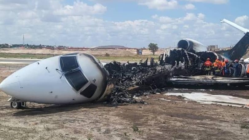 Sebuah video merekam detik-detik penumpang dan Menteri Pertambangan Kongo, Louis Watum Kabamba berserta delegasinya menyelamatkan diri usai pesawat yang mereka tumpangi keluar landasan dan terbakar saat mendarat di Kolwezi, Republik Demokratik Kongo. (Tangkapan Layar Video X/@aviationbrk)