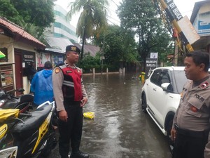 Banjir 80 Cm di Pondok Karya Jaksel, Lalin Dialihkan