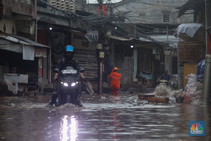 Banjir melanda Kawasan Jalan Kemang Utara di Jakarta, Selasa (18/11/2025). (CNBC Indonesia/Faisal Rahman)