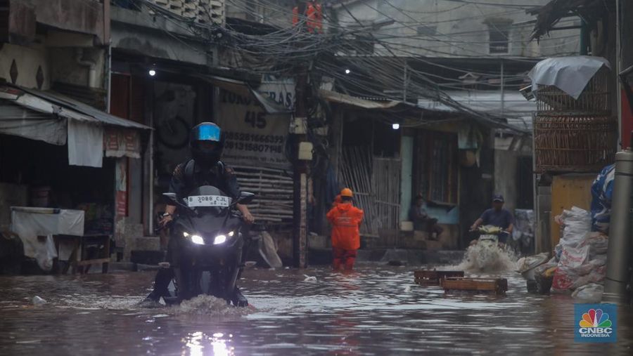 Banjir melanda Kawasan Jalan Kemang Utara di Jakarta, Selasa (18/11/2025). (CNBC Indonesia/Faisal Rahman)