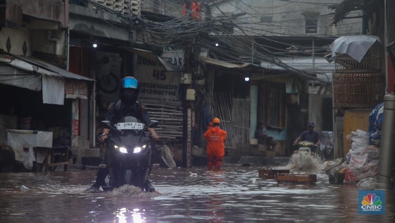 Banjir melanda Kawasan Jalan Kemang Utara di Jakarta, Selasa (18/11/2025). (CNBC Indonesia/Faisal Rahman)