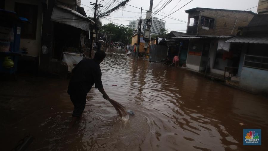 Banjir melanda Kawasan Jalan Kemang Utara di Jakarta, Selasa (18/11/2025). (CNBC Indonesia/Faisal Rahman)