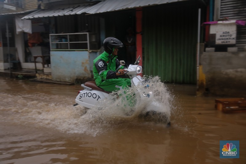 Banjir melanda Kawasan Jalan Kemang Utara di Jakarta, Selasa (18/11/2025). (CNBC Indonesia/Faisal Rahman)