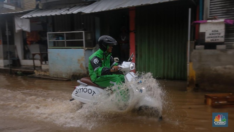Banjir melanda Kawasan Jalan Kemang Utara di Jakarta, Selasa (18/11/2025). (CNBC Indonesia/Faisal Rahman)