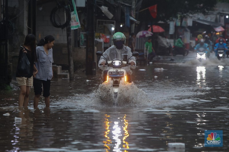 Banjir melanda Kawasan Jalan Kemang Utara di Jakarta, Selasa (18/11/2025). (CNBC Indonesia/Faisal Rahman)