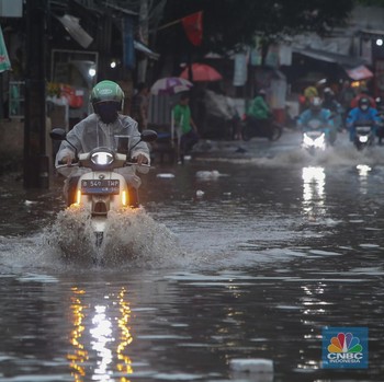 Penampakan Banjir di Kemang Usai Diguyur Hujan Seharian