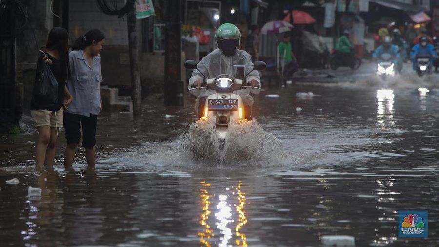 Banjir melanda Kawasan Jalan Kemang Utara di Jakarta, Selasa (18/11/2025). (CNBC Indonesia/Faisal Rahman)