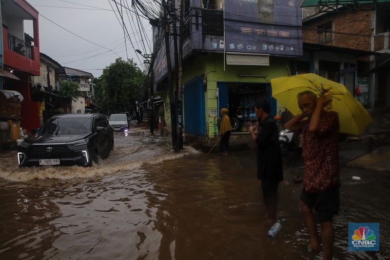 Banjir melanda Kawasan Jalan Kemang Utara di Jakarta, Selasa (18/11/2025). (CNBC Indonesia/Faisal Rahman)