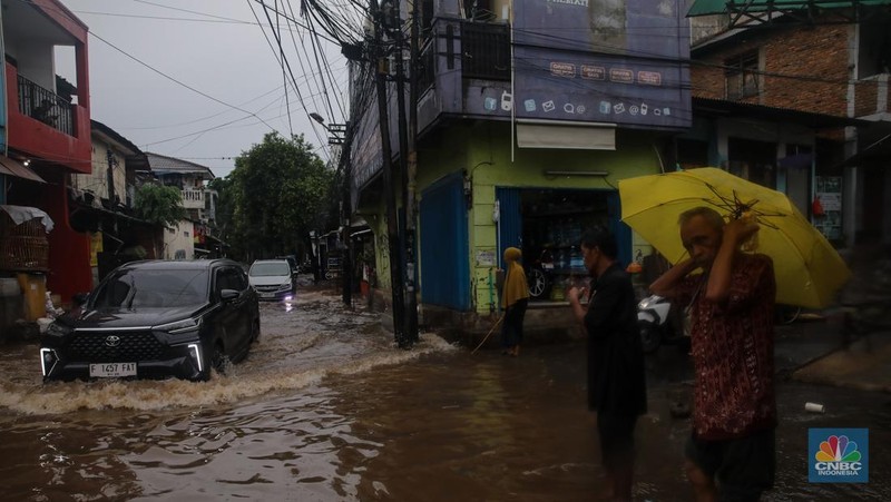 Banjir melanda Kawasan Jalan Kemang Utara di Jakarta, Selasa (18/11/2025). (CNBC Indonesia/Faisal Rahman)