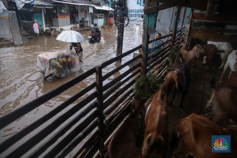 Banjir melanda Kawasan Jalan Kemang Utara di Jakarta, Selasa (18/11/2025). (CNBC Indonesia/Faisal Rahman)