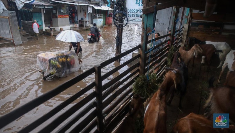 Banjir melanda Kawasan Jalan Kemang Utara di Jakarta, Selasa (18/11/2025). (CNBC Indonesia/Faisal Rahman)