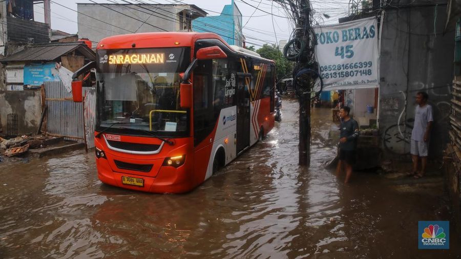 Banjir melanda Kawasan Jalan Kemang Utara di Jakarta, Selasa (18/11/2025). (CNBC Indonesia/Faisal Rahman)