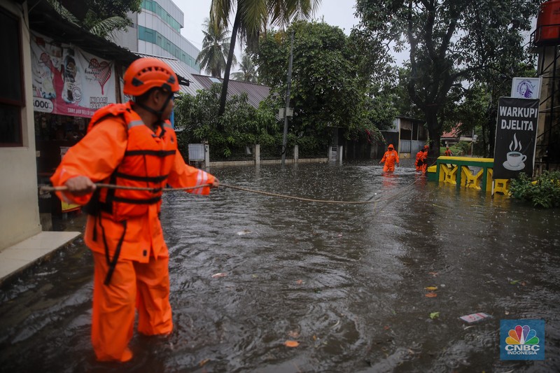 Banjir Rendam Perumahan Warga Perumahan Pondok Karya di Jakarya, Jakarta, Selasa (18/11/2025). (CNBC Indonesia/Faisal Rahman)