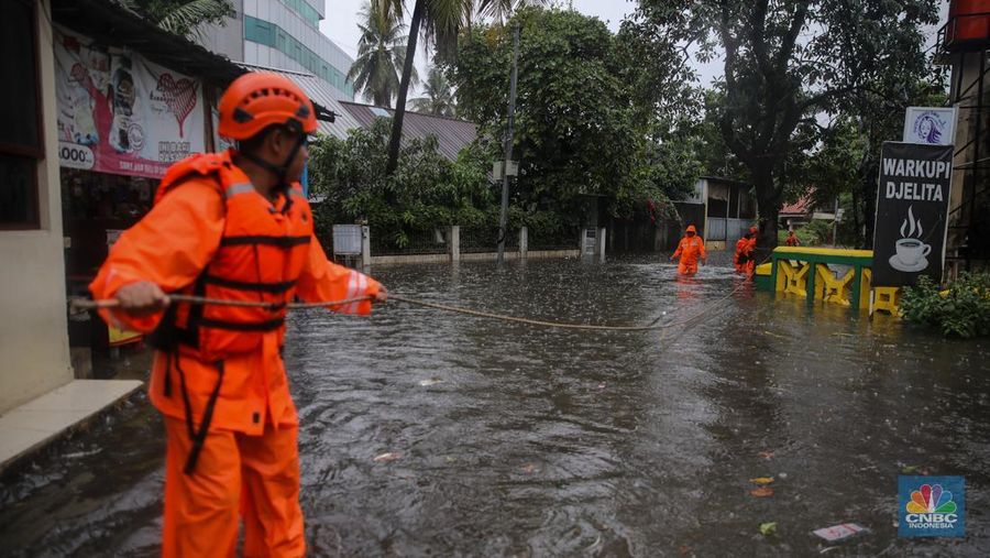 Banjir Rendam Perumahan Warga Perumahan Pondok Karya di Jakarya, Jakarta, Selasa (18/11/2025). (CNBC Indonesia/Faisal Rahman)