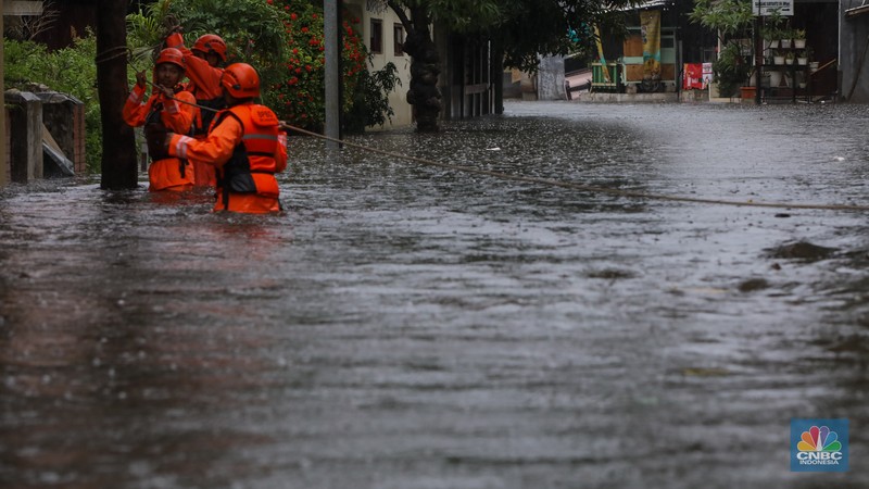 Banjir Rendam Perumahan Warga Perumahan Pondok Karya di Jakarya, Jakarta, Selasa (18/11/2025). (CNBC Indonesia/Faisal Rahman)