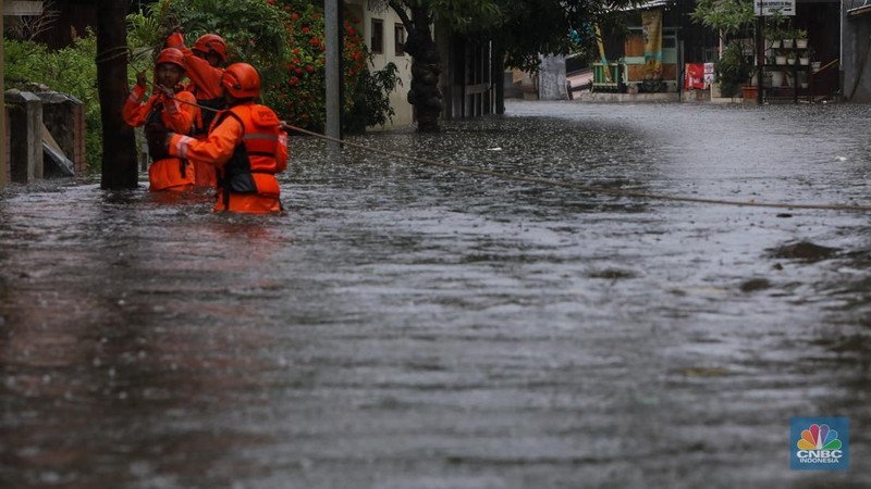Banjir Rendam Perumahan Warga Perumahan Pondok Karya di Jakarya, Jakarta, Selasa (18/11/2025). (CNBC Indonesia/Faisal Rahman)