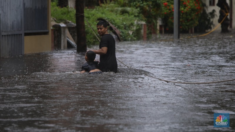 Banjir Rendam Perumahan Warga Perumahan Pondok Karya di Jakarya, Jakarta, Selasa (18/11/2025). (CNBC Indonesia/Faisal Rahman)