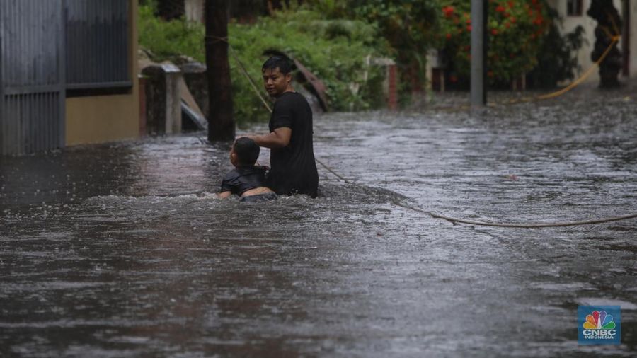 Banjir Rendam Perumahan Warga Perumahan Pondok Karya di Jakarya, Jakarta, Selasa (18/11/2025). (CNBC Indonesia/Faisal Rahman)