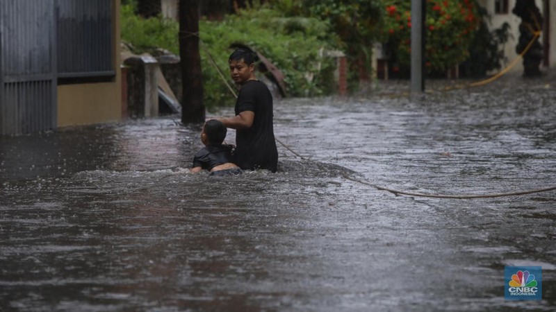Banjir Rendam Perumahan Warga Perumahan Pondok Karya di Jakarya, Jakarta, Selasa (18/11/2025). (CNBC Indonesia/Faisal Rahman)