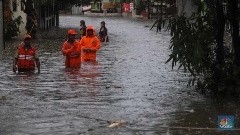 Banjir Rendam Perumahan Warga Perumahan Pondok Karya di Jakarya, Jakarta, Selasa (18/11/2025). (CNBC Indonesia/Faisal Rahman)