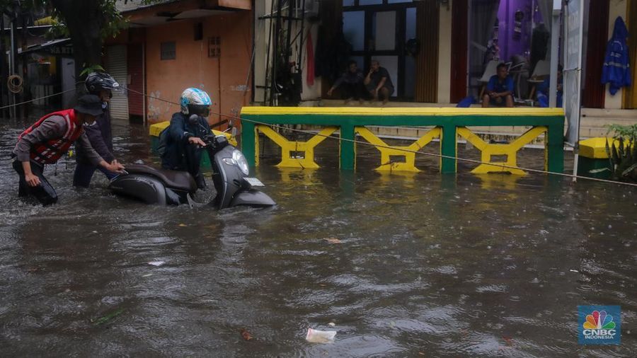 Banjir Rendam Perumahan Warga Perumahan Pondok Karya di Jakarya, Jakarta, Selasa (18/11/2025). (CNBC Indonesia/Faisal Rahman)