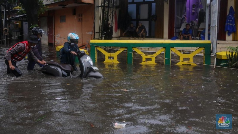 Banjir Rendam Perumahan Warga Perumahan Pondok Karya di Jakarya, Jakarta, Selasa (18/11/2025). (CNBC Indonesia/Faisal Rahman)